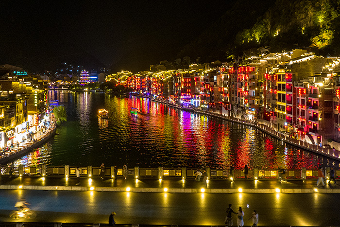 淡季客流暴漲！景區(qū)亮化后，游客深夜排隊不愿走...