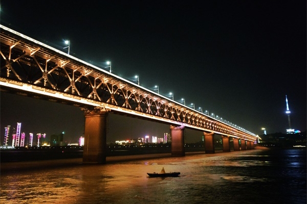 橋梁夜景燈光設(shè)計(jì)要滿足視覺(jué)及心理需求